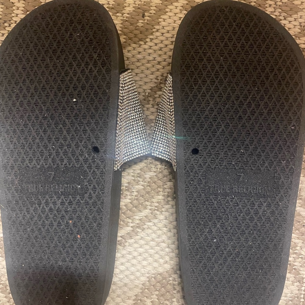 True religion slides size 7 in women’s , like new condition worn once.